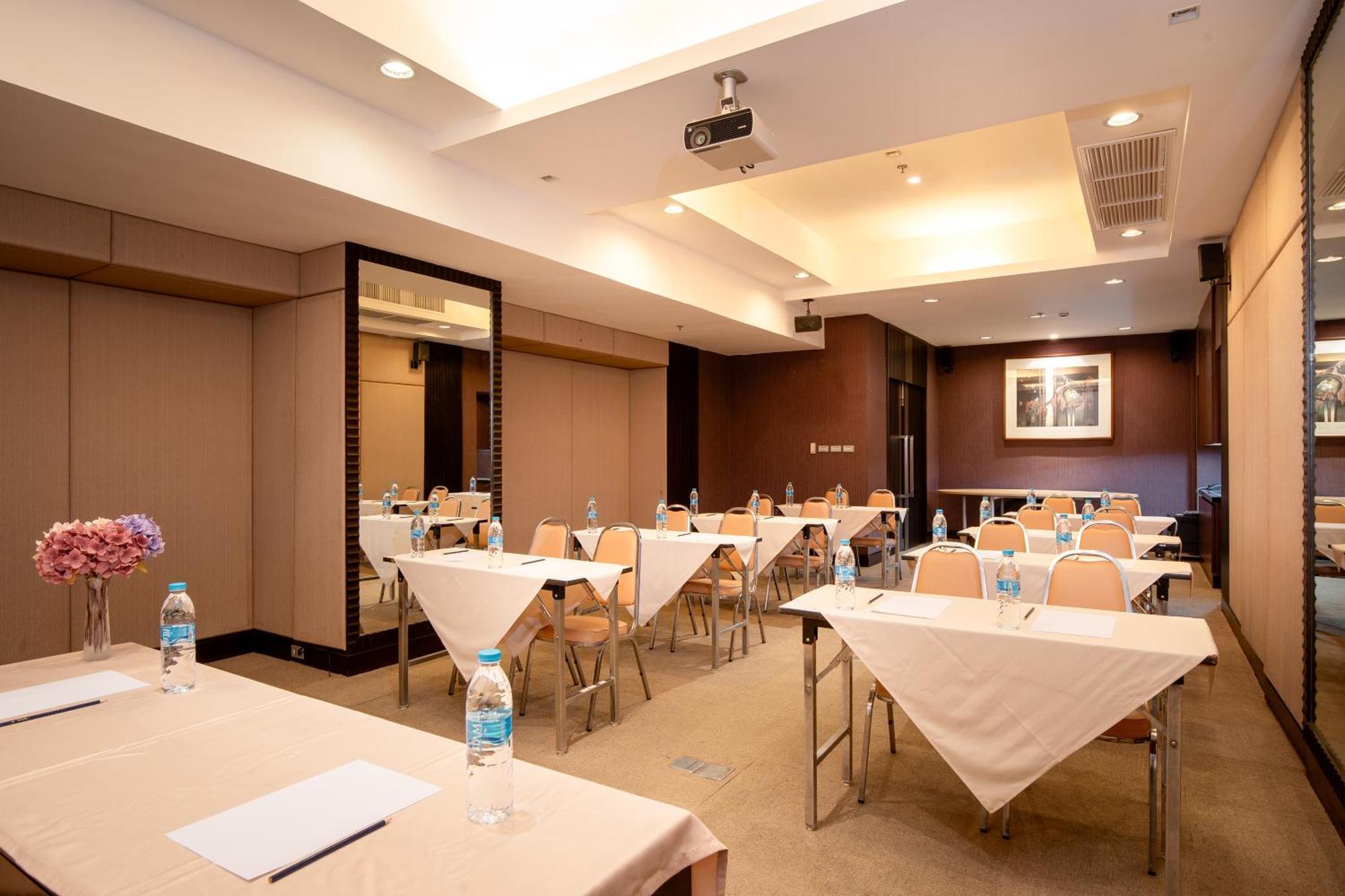 Lily Hotel Bangkok Exterior photo